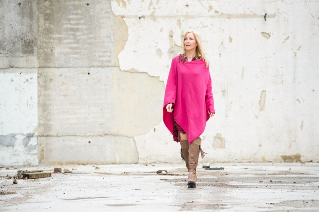 fashion-blogger-wearing-pink-poncho