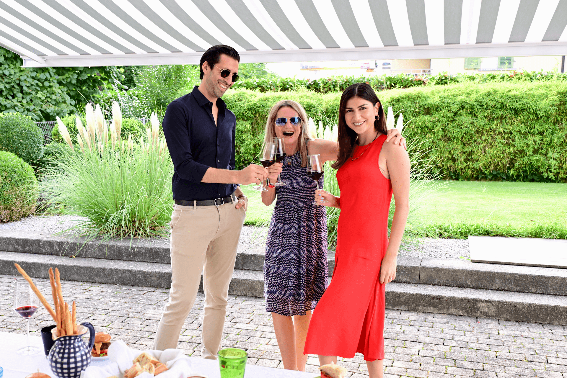 The New Apero Riche - Australian Sparkling Red & Mini Vegan Burgers